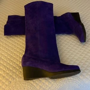 Lady’s knee high suede boots, with latex sole. Pull on style.